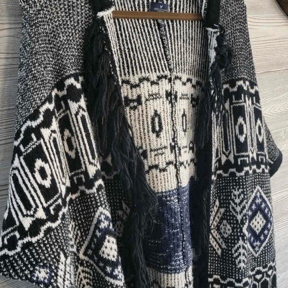 American Eagle Outfitters Black and White Poncho - Picture 3 of 10